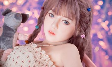 Una mini muñeca sexual que parece una mujer real.